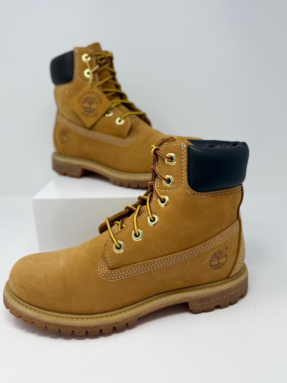 Timberland Women’s Size 7.5  Premium Waterproof Nubuck Leather Boots Wheat Lace